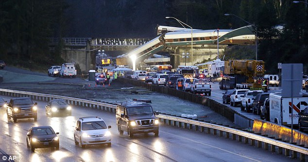 Đoàn tàu chở khách trật đường ray, lao xuống cao tốc ở bang Washington, Mỹ
