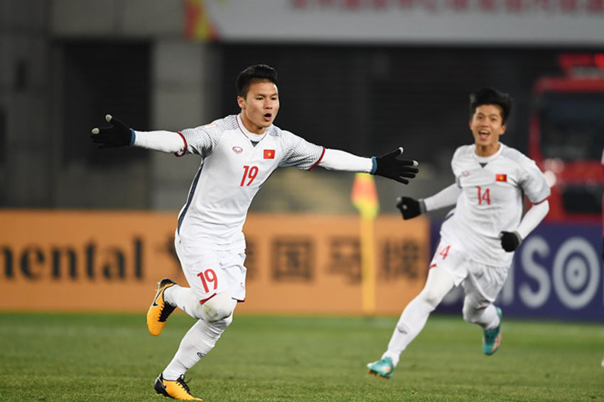 Cầu thủ Quang Hải được LG Electronics tặng TV OLED E7 65 inch trị giá 120 triệu đồng