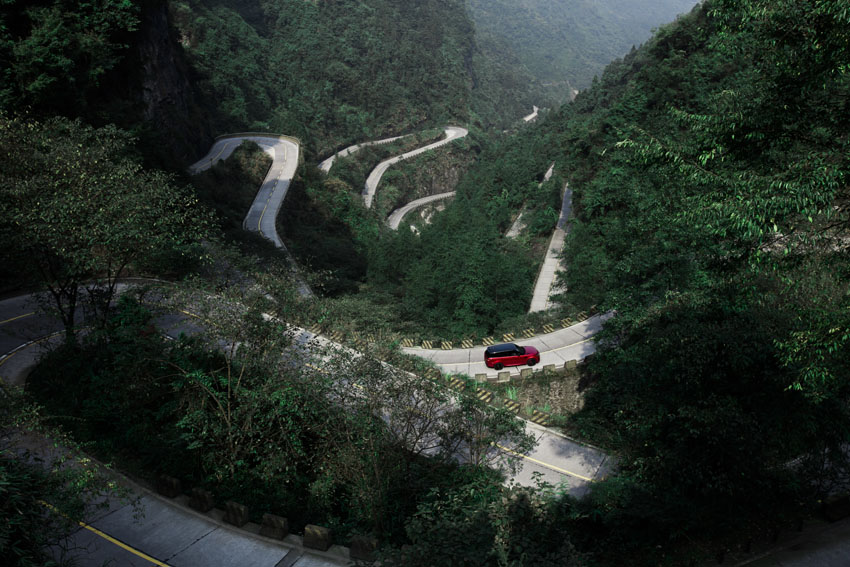 Range Rover Sport Phev chiếc xe SUV đầu tiên trên thế giới chinh phục cổng trời Thiên Môn