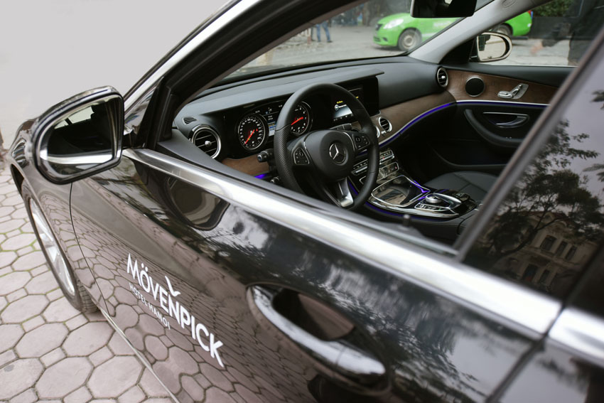 Mercedes-Benz Việt Nam bàn giao bộ đôi E 200 cho khách sạn Movenpick Hà Nội