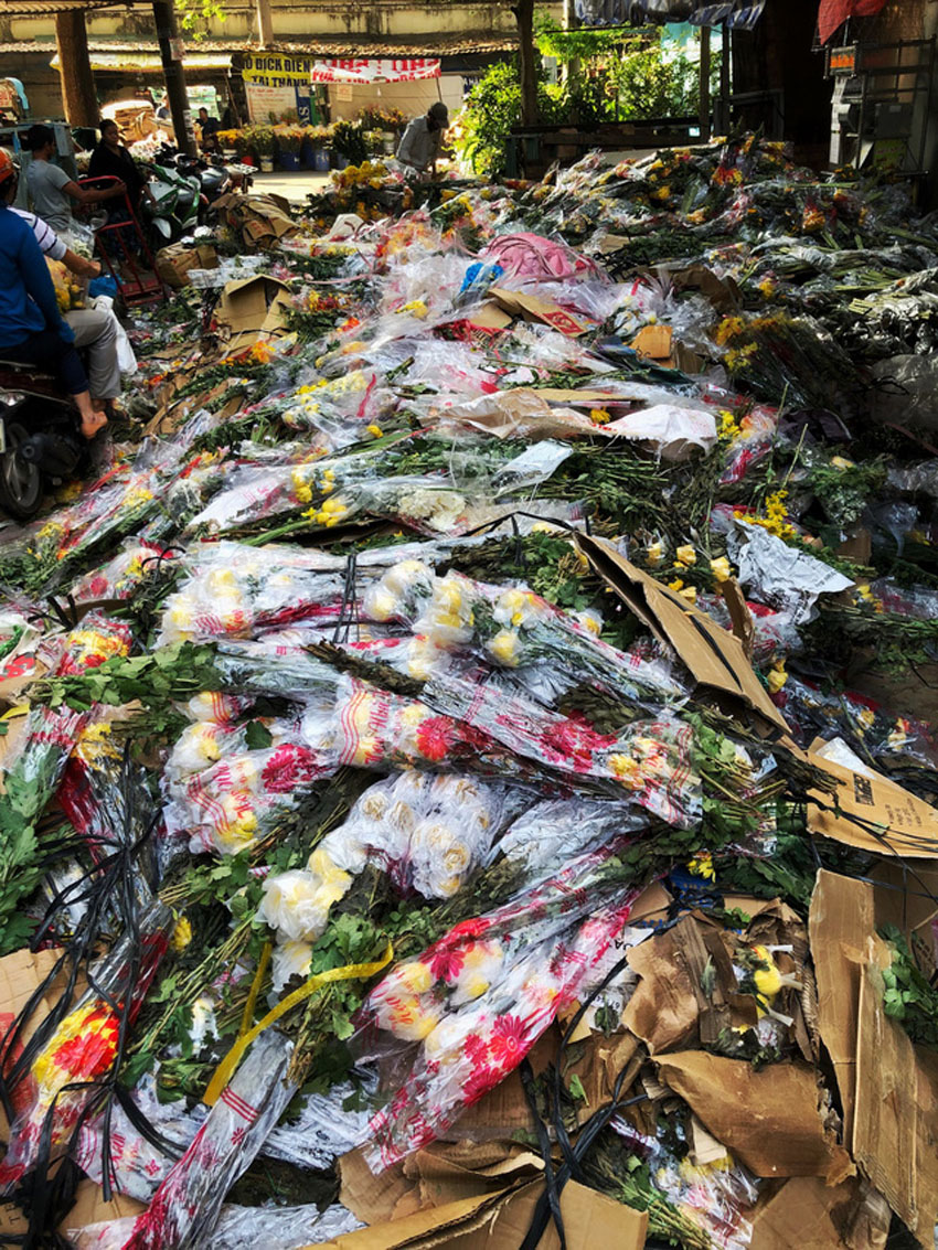 Chợ hoa sỉ lớn nhất Sài Gòn 'vỡ trận'