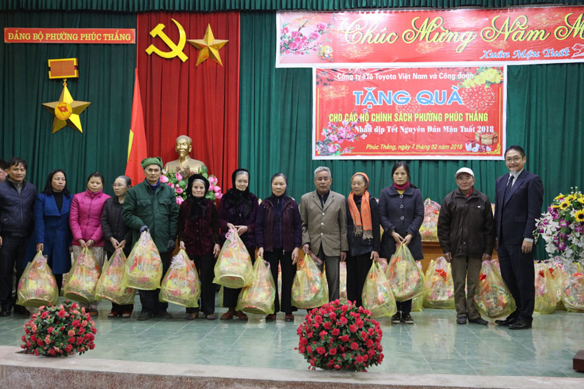 Toyota Việt Nam trao tặng quà Tết cho các gia đình chính sách và Hội người cao tuổi tỉnh Vĩnh Phúc