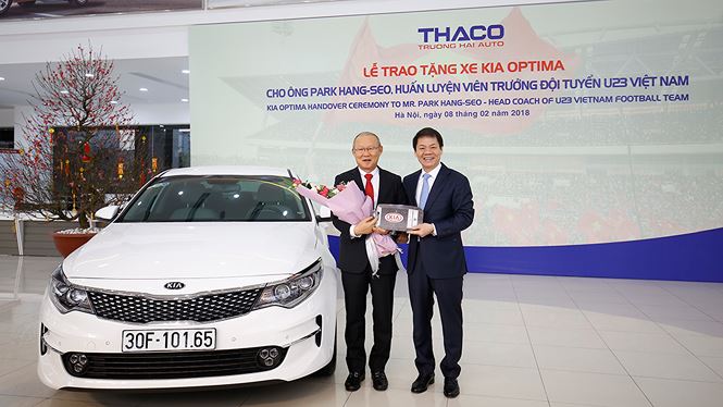 Thaco trao tặng xe Kia Optima cho HLV Park Hang Seo