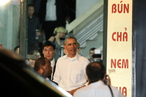 Tổng thống Hoa Kỳ Barack Obama thoải mái ăn bún chả ở một quán nổi tiếng tại Thủ đô Hà Nội trong chuyến thăm Việt Nam năm 2016