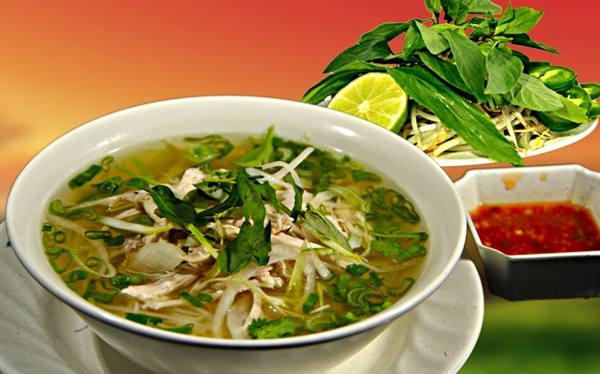 Người Việt cũng thường dùng các gia vị như gừng, nghệ, hành, tỏi, sả và các loại rau thơm...