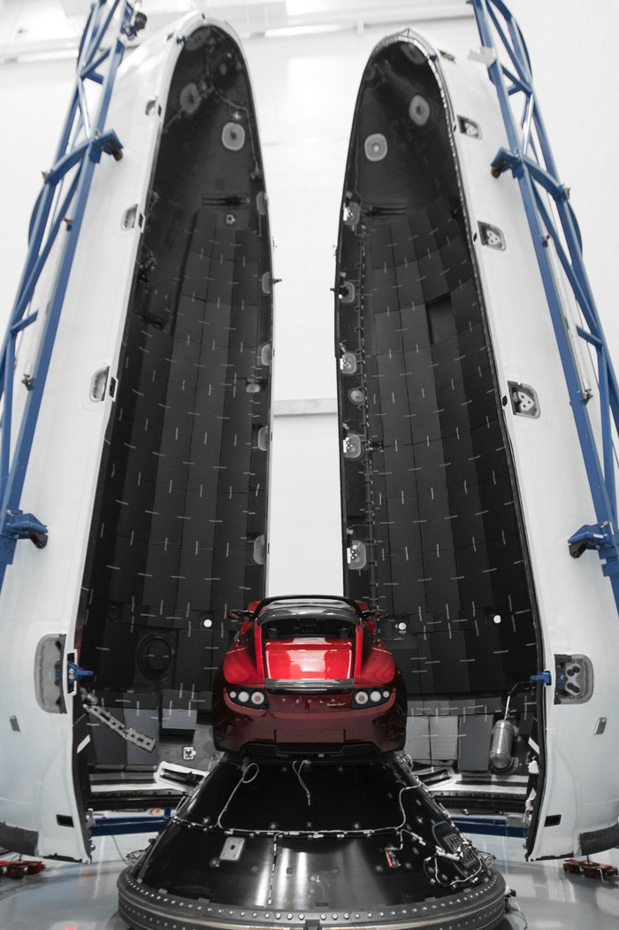 Số phận kỳ lạ của siêu xe Tesla của tỉ phú Elon Musk.