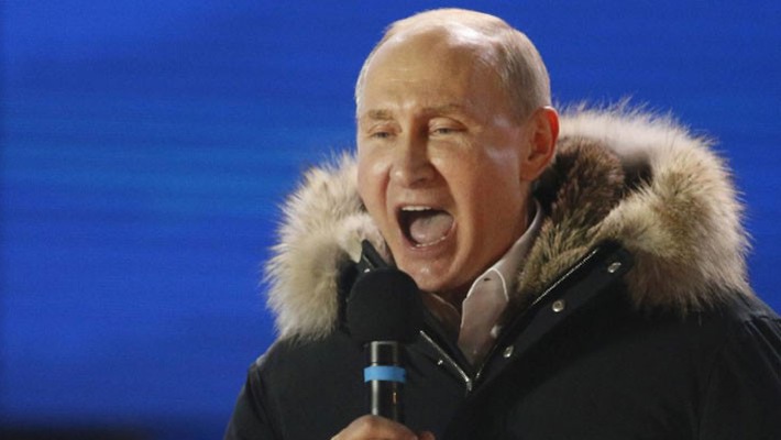 Tổng thống Nga Vladimir Putin phát biểu trước đám đông người ủng hộ ở Moscow sau khi giành chiến thắng trong cuộc bầu cử Tổng thống Nga ngày 18/3 - Ảnh: Reuters.