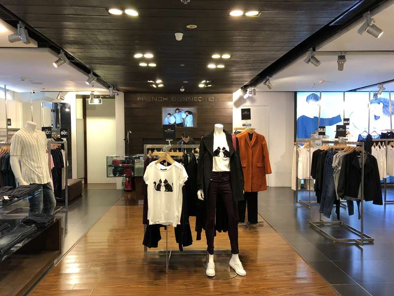 Cửa hàng FCUK Saigon Centre mang tới một không gian mua sắm ấm áp xen lẫn sự phá cách của các bộ trang phục từ thương hiệu French Connection.