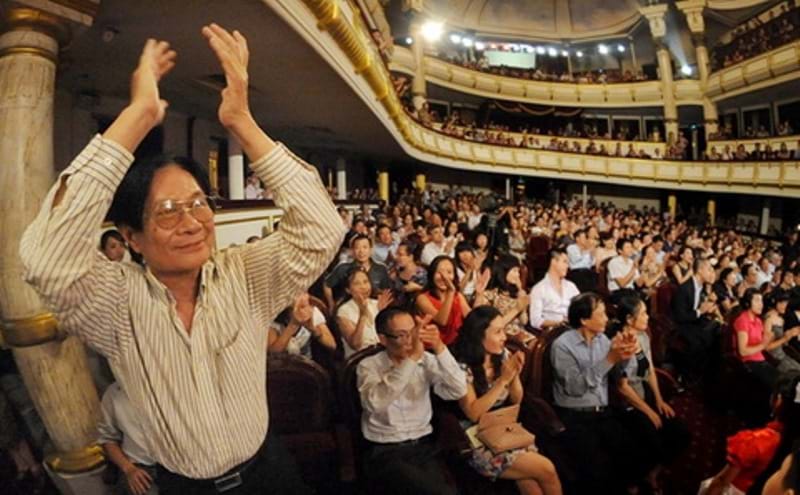 Nhạc sĩ Dương Thụ khởi xướng và là tổng đạo diễn chương trình hoà nhạc Điều còn mãi. Ảnh: TLTG