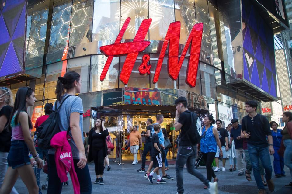 Thương hiệu thời trang Thuỵ Điển H&M đang thất thế trước các đối thủ nhanh nhạy hơn với xu hướng trực tuyến - Ảnh: Bloomberg.