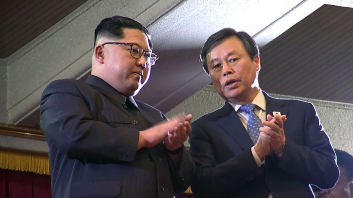 Nhà lãnh đạo Triều Tiên Kim Jong Un (trái) vỗ tay trong buổi biểu diễn của các nghệ sỹ K-pop ở Bình Nhưỡng ngày 1/4 - Ảnh: CNN.