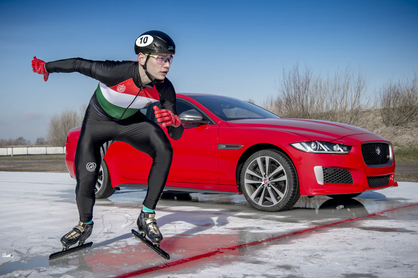 Jaguar ra mắt phiên bản XE 300 Sport ấn tượng trên trường đua băng nhân tạo