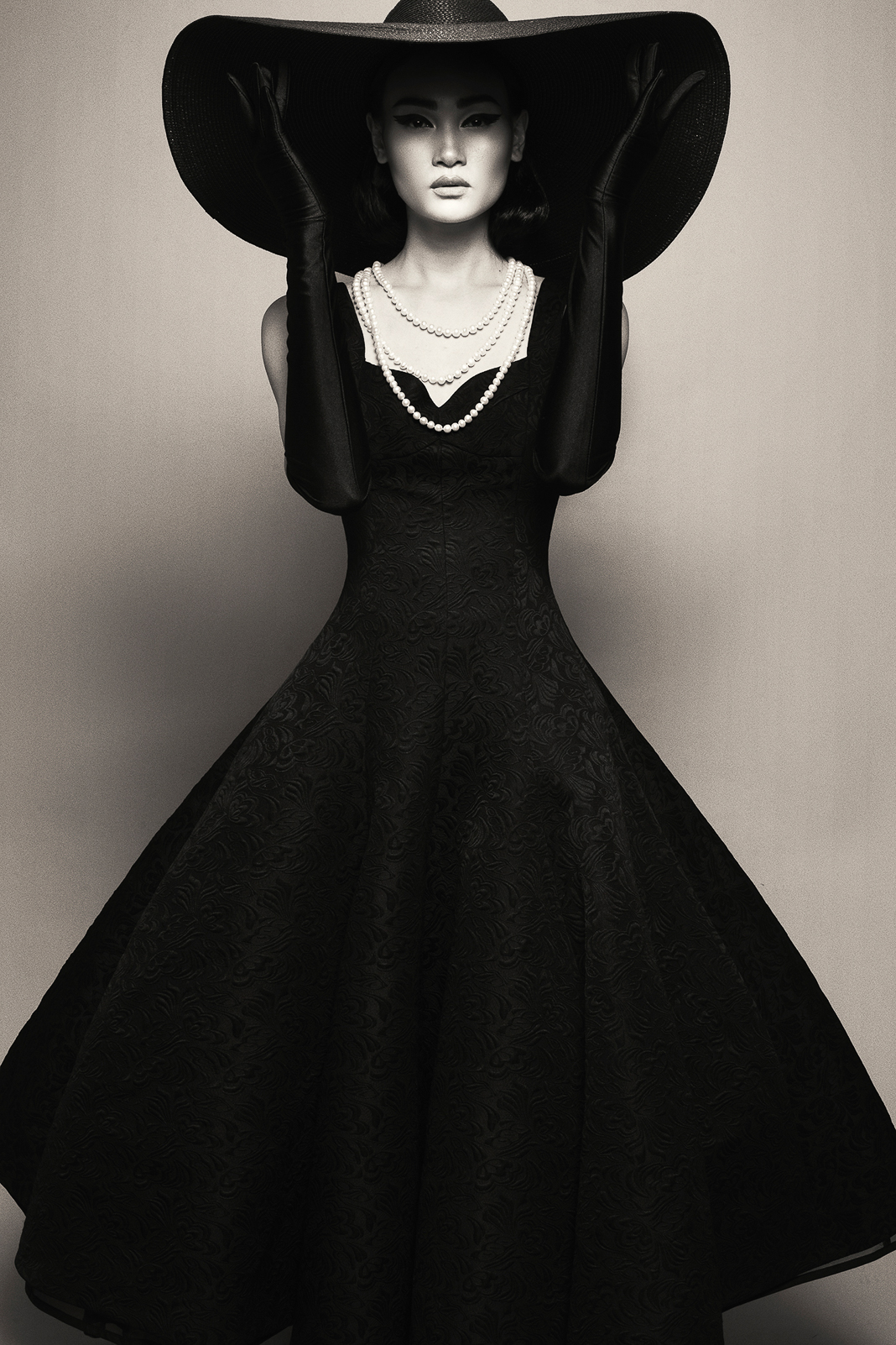 Thùy Trang kiêu sa trong thiết kế váy đen bí ẩn