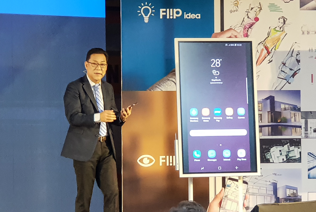 Ông Kim Cheol Gi Tổng Giám đốc Công ty Điện tử Samsung Vina giới thiệu Samsung Flip WM55H