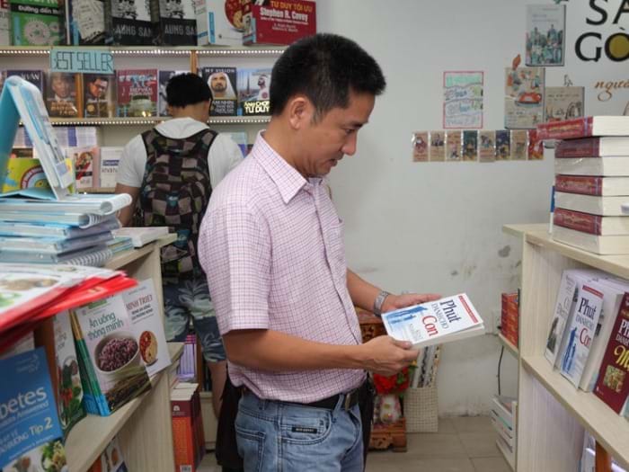 Tặng sách là một thú vui của Nguyễn Anh Tuấn từ nhiều năm.