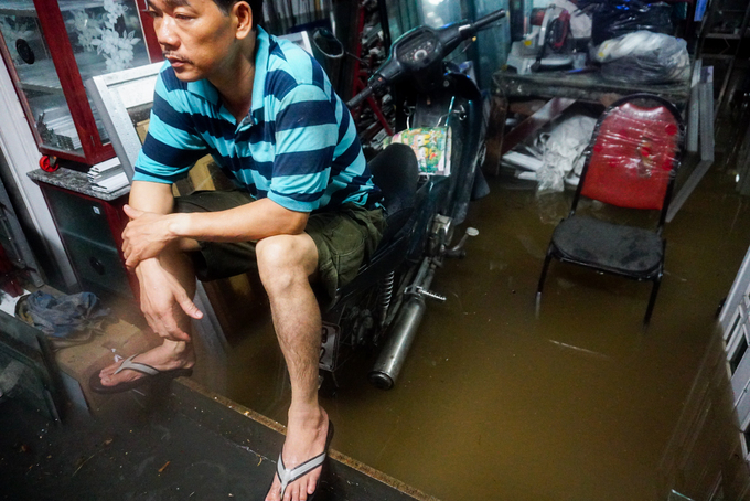 Nước ngập lút bánh xe sau cơn mưa lớn ở Sài Gòn