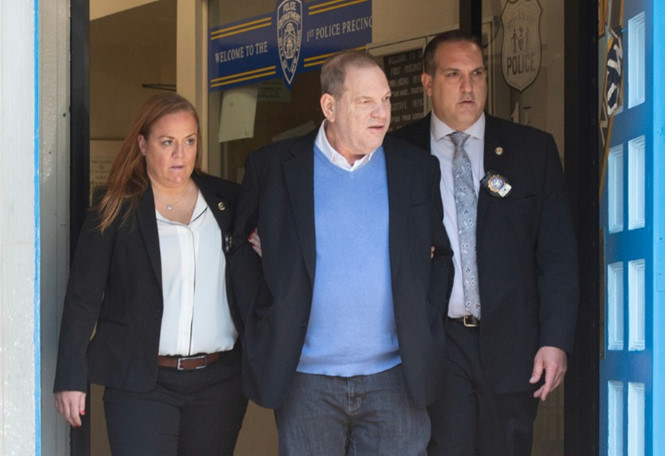 Harvey Weinstein bị bắt vì tội cưỡng hiếp và lạm dụng tình dục