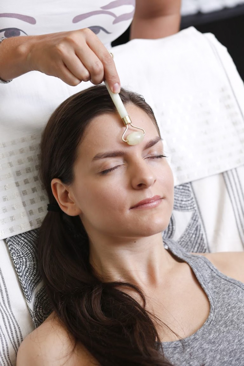 Phương pháp massage trị đau đầu, giảm căng thẳng giúp bạn ngủ ngon hơn