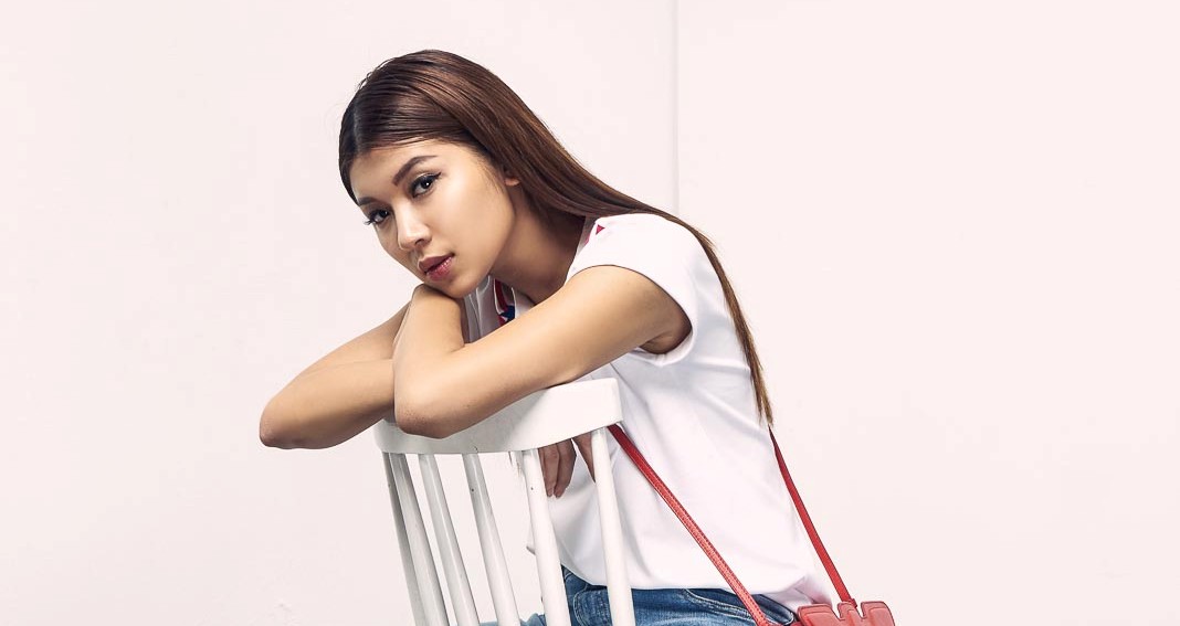 Emporio Armani cùng cô nàng tắc kè hoa cho ngày rực rỡ