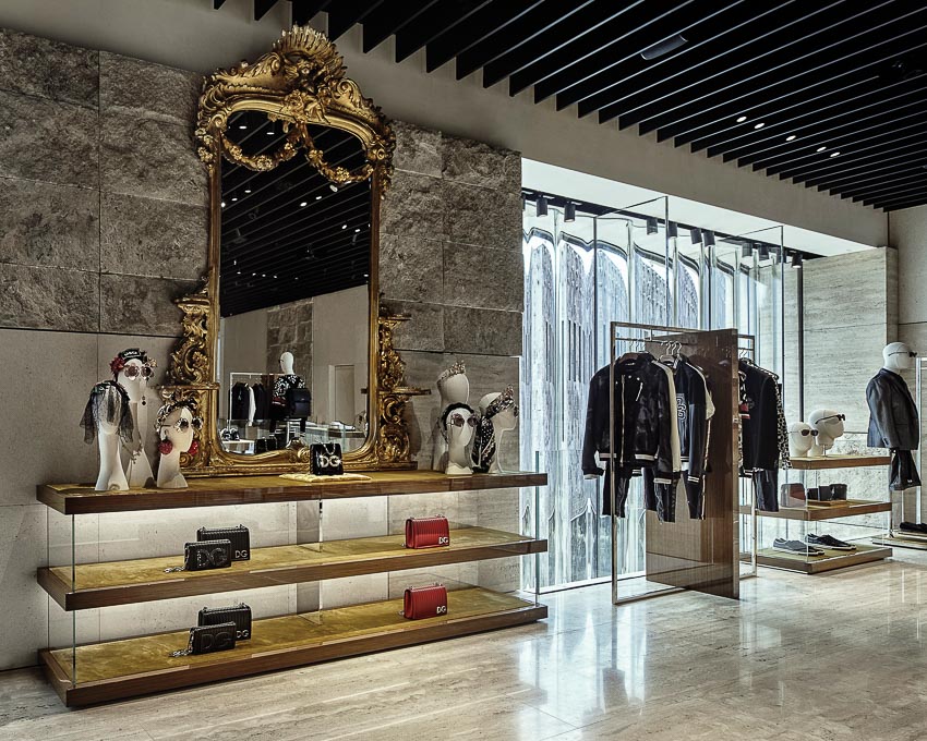 Vào cửa hàng Dolce & Gabbana tại Miami