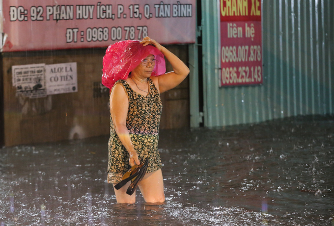 Nước ngập lút bánh xe sau cơn mưa lớn ở Sài Gòn