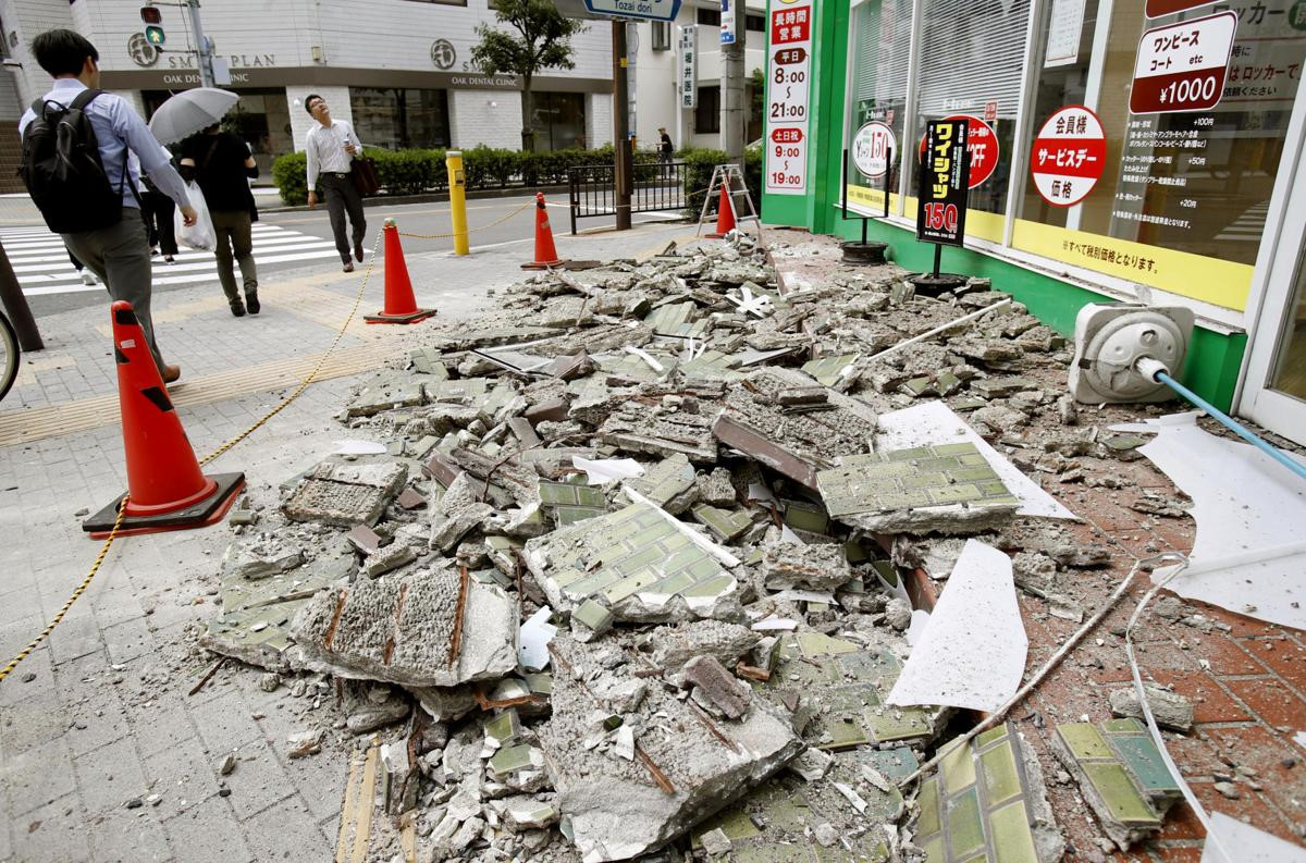 Động đất mạnh giờ cao điểm, dân Osaka trễ giờ làm hàng loạt