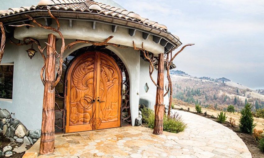 Nội thất gỗ được chế tác cầu kỳ bên trong ngôi nhà nằm giữa núi đồi ở Mỹ