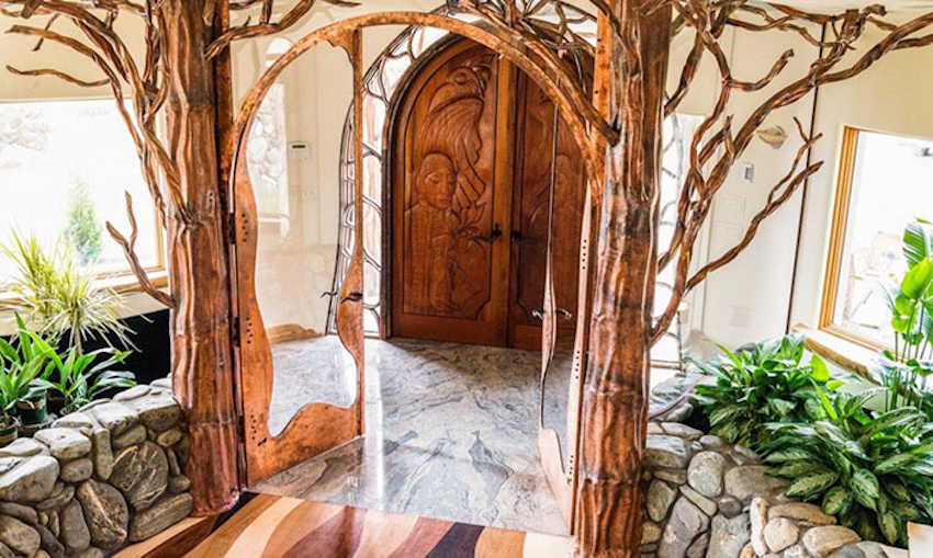 Nội thất gỗ được chế tác cầu kỳ bên trong ngôi nhà nằm giữa núi đồi ở Mỹ