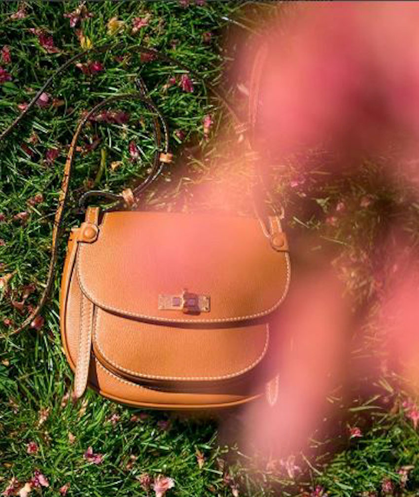 Nhẹ nhàng, bay bổng lướt nhẹ trên phố cùng Bally Saddle Bag