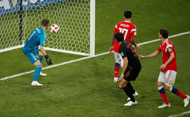 Dừng bước ở World Cup, đêm đẫm nước mắt của người Nga 
