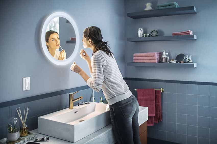 Philips giới thiệu gương kiêm đèn chiếu sáng Adore Bathroom