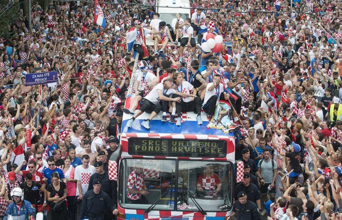 Biển người chào đón những người hùng Croatia trở về sau World Cup 2018