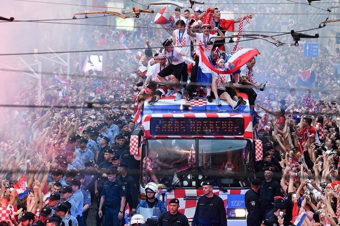 Biển người chào đón những người hùng Croatia trở về sau World Cup 2018