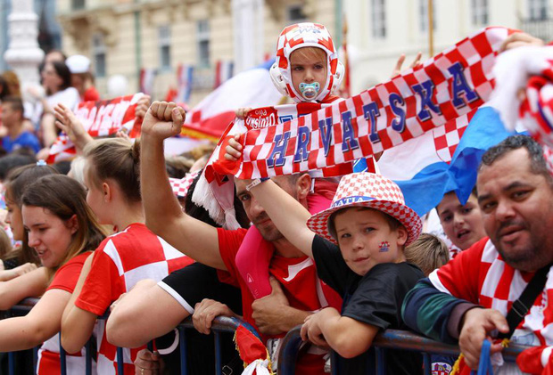 Biển người chào đón những người hùng Croatia trở về sau World Cup 2018