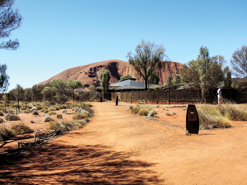 Khám phá núi thiêng Uluru ở Úc