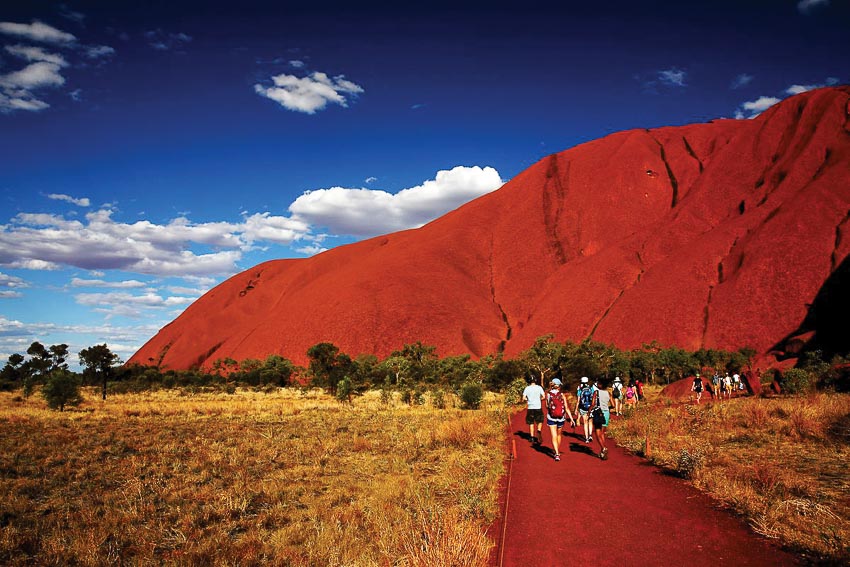 Khám phá núi thiêng Uluru ở Úc