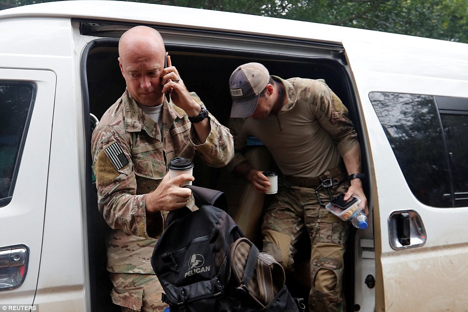 Binh sĩ của quân đội Mỹ cũng tham gia giải cứu các thành viên đội bóng