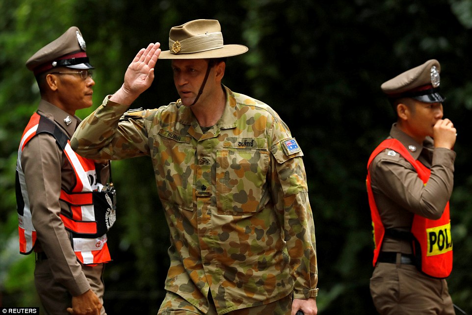 Một quân nhân Australia tiến vào hang Tham Luang