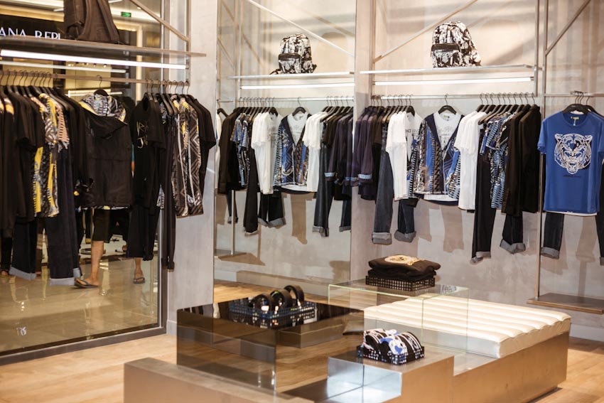 Các fashionista đọ street style cực chất tại Versace Jeans Landmark 81