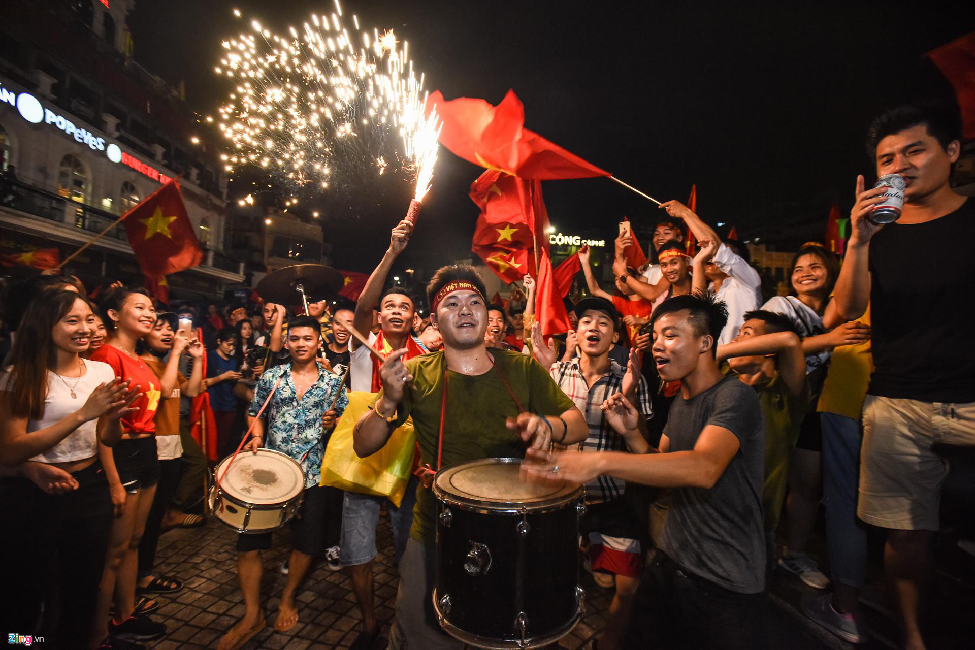 "Nhuộm đỏ" đêm chiến thắng lịch sử của Olympic Việt Nam