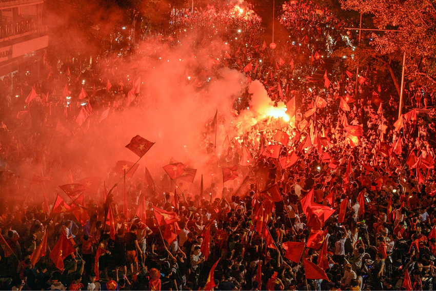 “Nhuộm đỏ” đêm chiến thắng lịch sử của Olympic Việt Nam