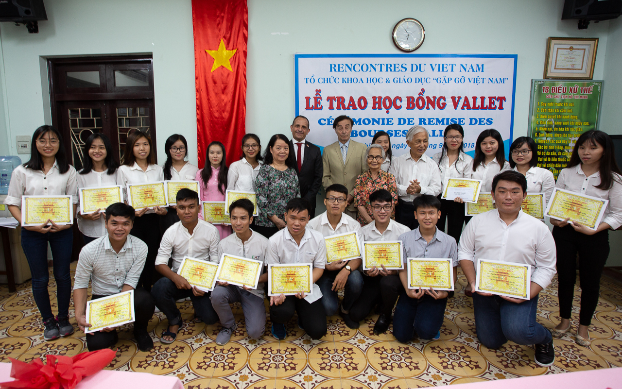 20 bạn trẻ được nhận học bổng chụp hình với ngài Tổng Lãnh sự Pháp, Giáo sư Odon Vallet, giáo sư Trần Thanh Vân và các vị khách mời