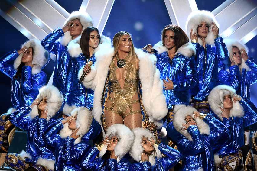 Jennifer Lopez “nóng bỏng” trong trang phục của Atelier Versace tại lễ trao giải MTV Video Music Awards 2018 9