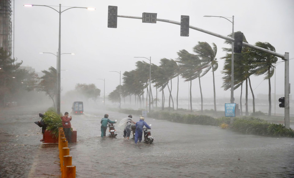 Siêu bão Mangkhut tàn phá Philippines: 25 người thiệt mạng, tiến gần Hong Kong và Trung Quốc