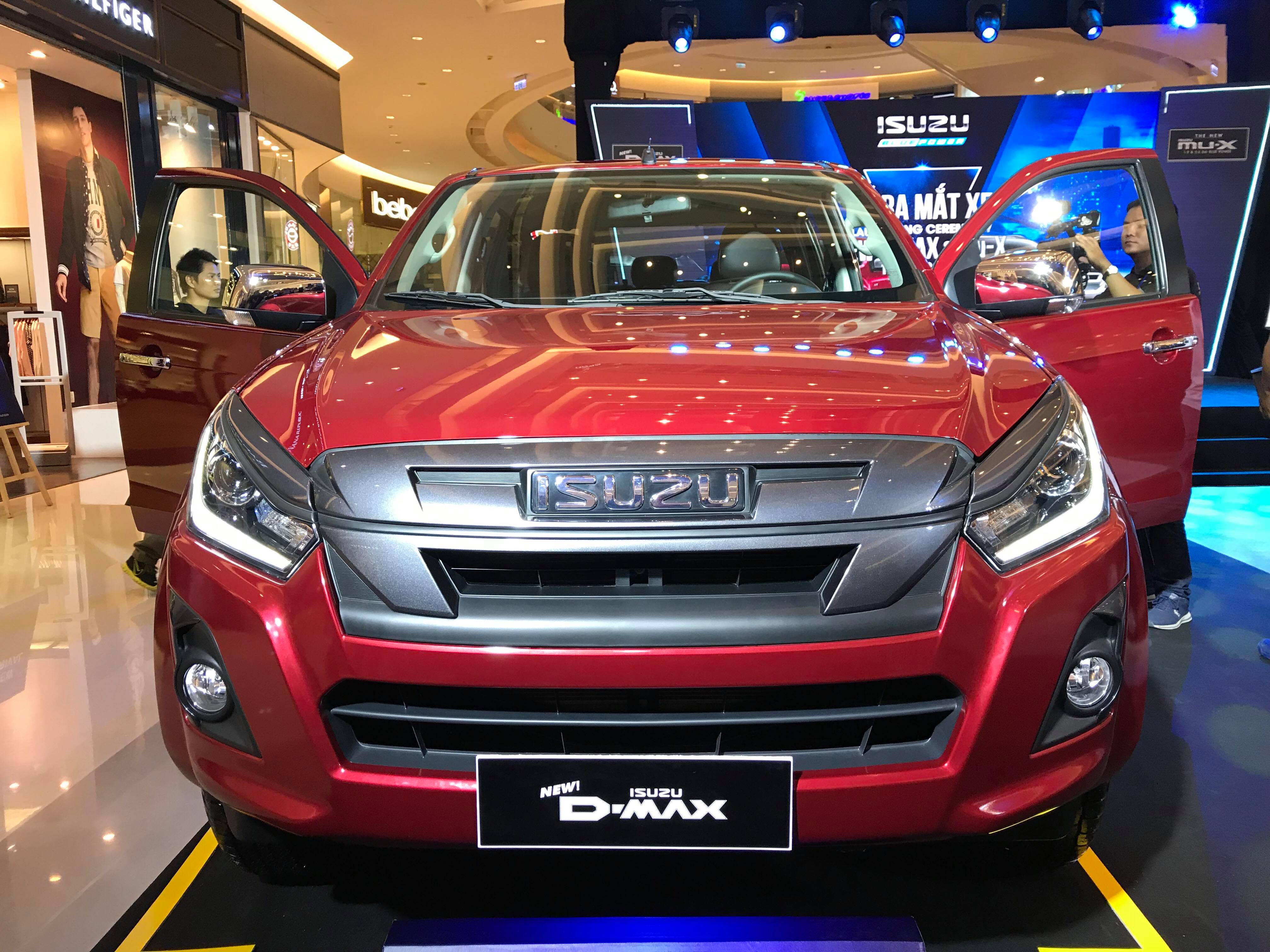 Isuzu Việt Nam chính thức ra mắt mu-X và D-MAX 2018 với động cơ Blue Power mới