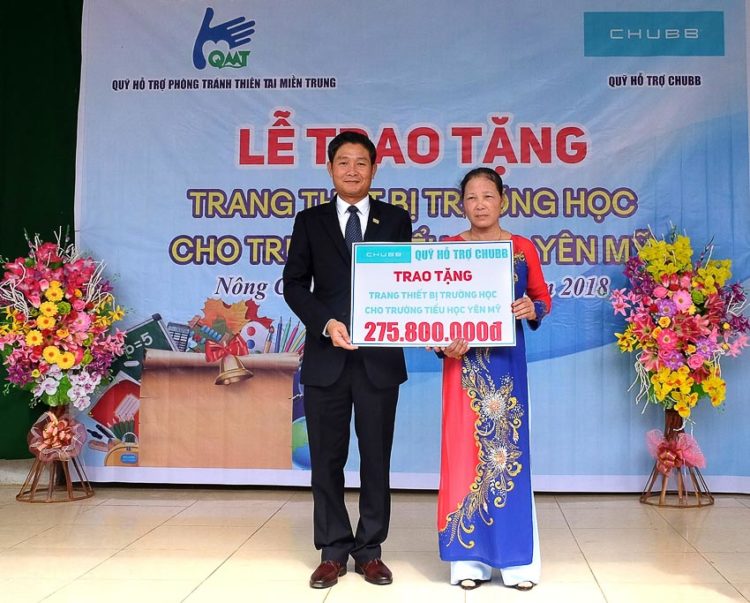 DNP-quy-Chubb-Charitable-Foundation-International-trao-tang-thiet-bi-day-hoc-1