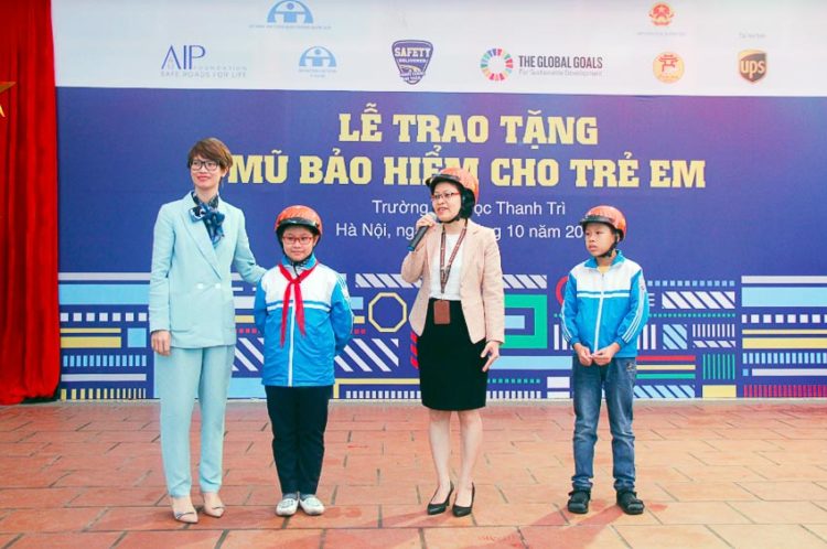 DNP-tinh-nguyen-vien-UPS-hanh-dong-vi-ATGT-duong-bo-o-VN-1