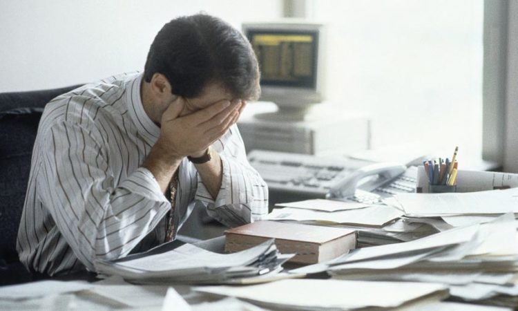 DNP776-lam-viec-nhieu-gio-gay-hai-cho-tim