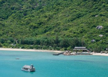 tron-goi-den-L-Alyana-Ninh-Van-Bay-voi-Vietjet-Air