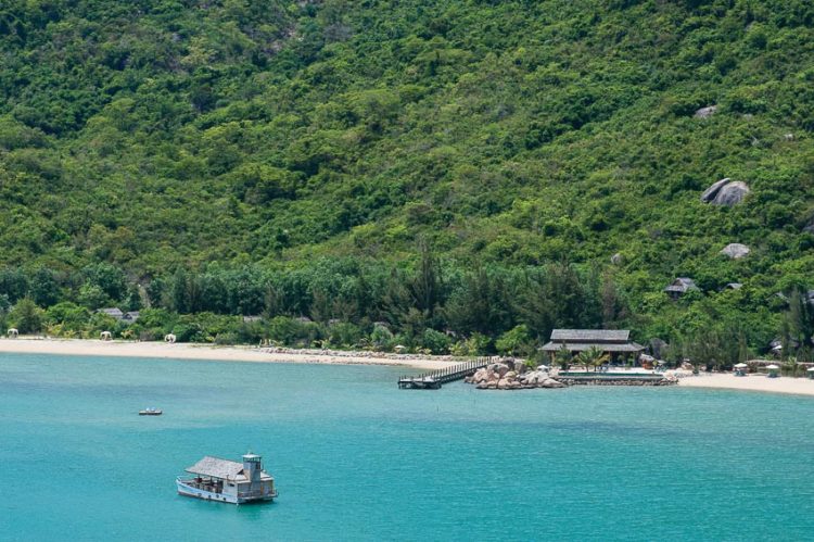 tron-goi-den-L-Alyana-Ninh-Van-Bay-voi-Vietjet-Air